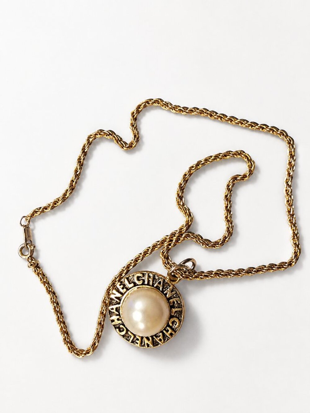 Vintage Faux Pearl Round Pendant Rope Chain Necklace - Gold Tone Costume Jewelry